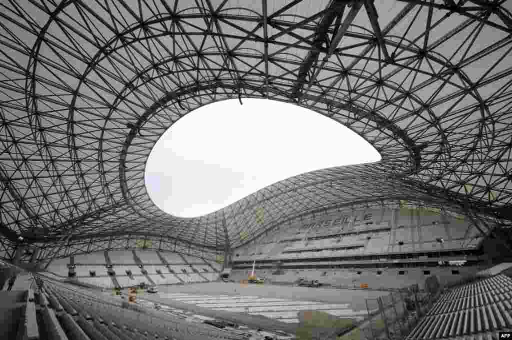 Para teknisi mengerjakan renovasi Stade Vélodrome di Marseille, Perancis. &nbsp;