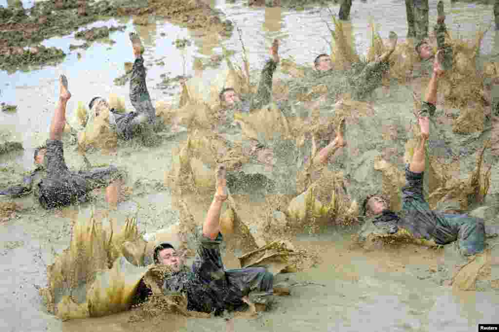 Polisi paramiliter China melakukan latihan fisik di kota Baise, kawasan otonomi Guangxi Zhuang, China.