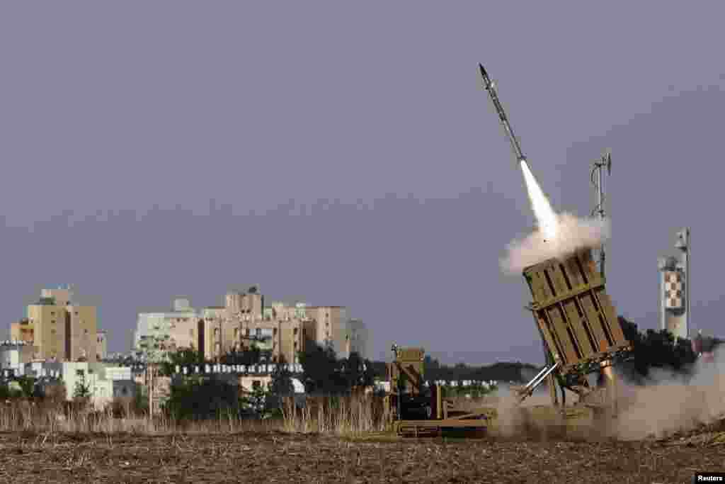 2012年11月16日，铁穹(Iron Dome)发射器从以色列南部阿什杜德发射一枚导弹，拦截来袭火箭。