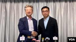 香港中间派组织民主思路召集人汤家骅（左）与新思维主席狄志远10月22日召开记者会宣布，就12月立法会选举达成共识，计划以联合阵营方式合作参选。 (美国之音 汤惠芸)