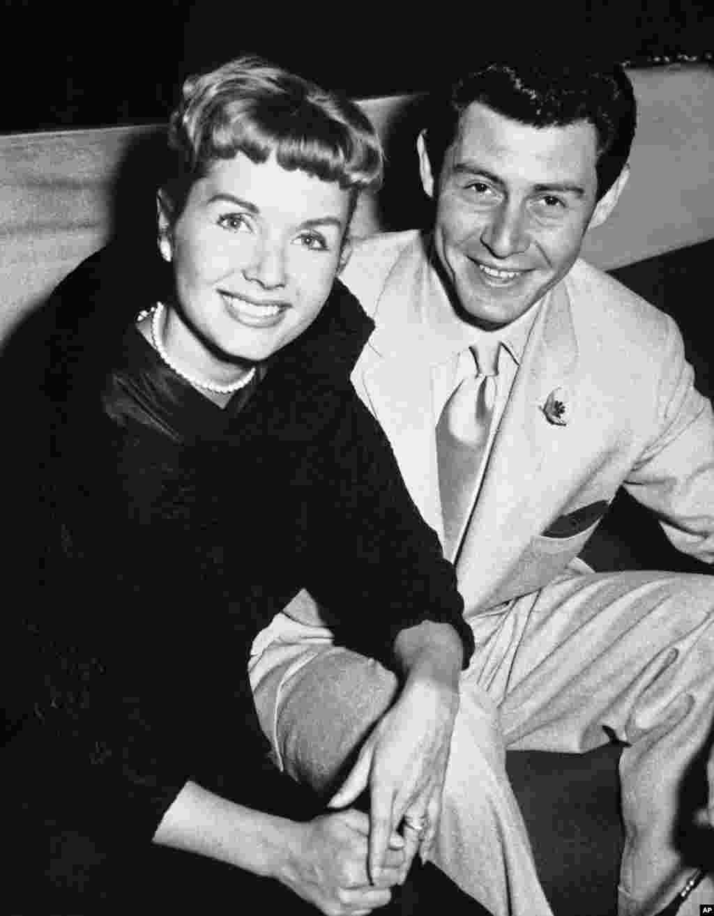 លោក​ Eddie Fisher និង​ភរិយា​អ្នកស្រី​ Debbie Reynolds បាន​ចូលរួម​ក្នុងកម្មវិធី​ទទួល​ស្វាគមន៍​នៅ​ឯសាលមហោស្រព​ Prince of Wales &nbsp;ទីក្រុង​ឡុងដ៏។ អ្នកស្រី​ Reynolds បាន​​ប្រៀបធៀប​ការបែកបាក់​របស់អ្នកស្រីនិងស្វាមី​ ​​ទៅ​នឹង​ស្នេហា​ត្រី​កោណ​របស់​តារាសម្តែងអ្នកស្រី​​ Jennifer Aniston អ្នកស្រី​ Angelina Jolie និង​លោក Brad Pitt។