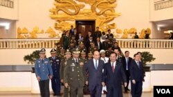 លោកនាយករដ្ឋមន្ត្រីវៀតណាម Nguyen Xuan Phuc រាក់ទាក់លោក ទៀ បាញ់ រដ្ឋមន្ត្រីក្រសួងការពារជាតិកម្ពុជា និងលោក Chansamone Channhalat រដ្ឋមន្ត្រីក្រសួងការពារប្រទេសឡាវ នៅវិមានរដ្ឋាភិបាល ទីក្រុងហាណូយ កាលពីថ្ងៃទី១៩ ខែធ្នូ ឆ្នាំ២០១៩។ (រូបថត៖ ក្រសួងការពារជាតិកម្ពុជា)