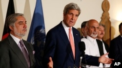 Menlu AS John Kerry (tengah) berbicara kepada media didampingi Capres Afghanistan Abdullah Abdullah (kiri) dan Ashraf Ghani di Kabul, Senin (12/7).