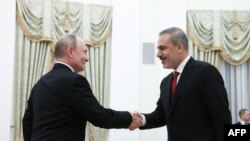 Wezîrê Derve yê Tirkîyê Hakan Fîdan ligel Moskowê ligel Serokê Rûsî Vladimir Putin. 11ê Hezîranê, 2024.