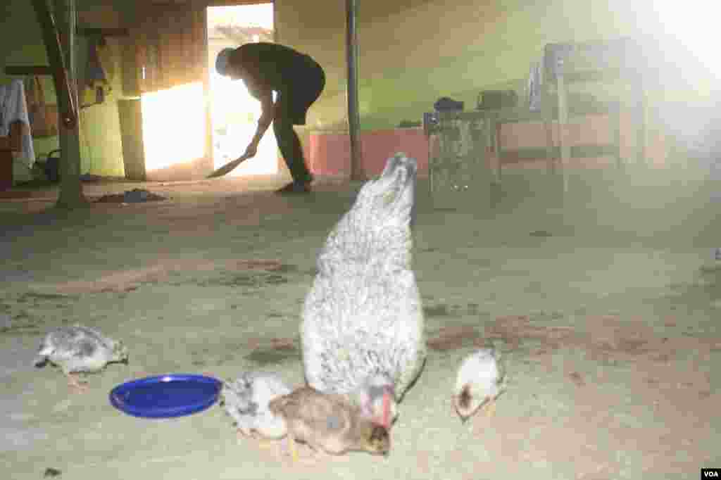 Sinesipho performs household chores admirably at Ikhaya Loxolo (VOA/ D. Taylor) 