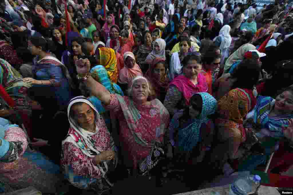 Para perempuan pendukung partai politik di Pakistan, Muttahida Quami Movement (MQM), melakukan aksi unjuk rasa memrotes organisasi Amnesty International di kota Karachi.