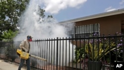 美国佛罗里达州迈阿密的一名灭蚊工作人员在喷药（2016年8月1日）