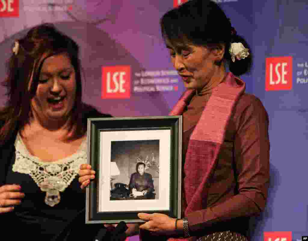 Saat mengunjungi London School of Economics &amp; Political Science di London, Selasa (19/6), Aung San Suu Kyi menerima hadiah ulang tahun berupa foto ayahnya.