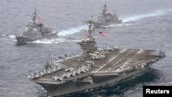 美国海军航母卡尔·文森号带领日本海上自卫队两艘驱逐舰穿越菲律宾海域。（2017年4月26日）