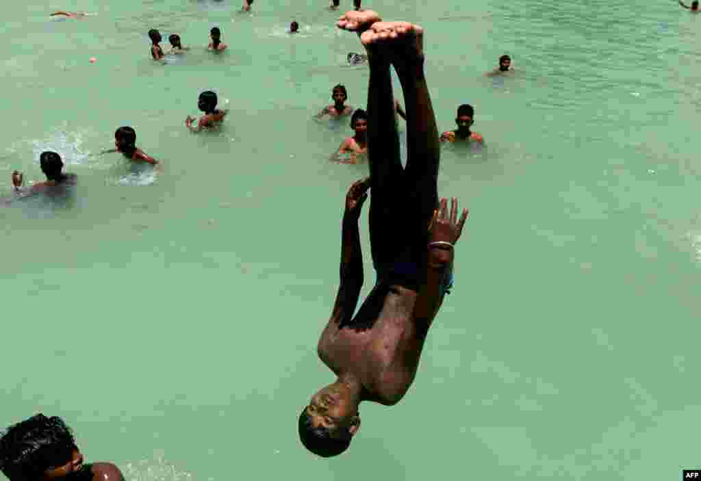 យុវជន​ឥណ្ឌា​ហែល​ទឹក​អំឡុង​ពេល​អាកាស​ធាតុ​ក្តៅ​ខ្លាំង​ក្នុង​ទីក្រុង​ Chennai។