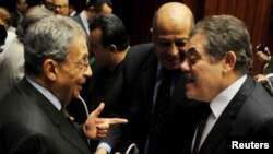 عمرو موسی (چپ)، رئیس کمیته۵۰ نفره رای گیری در مورد پیش نویس قانون اساسی مصر
