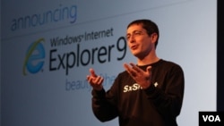 Eksekutif Microsoft, Dean Hachamovitch, memperkenalkan Internet Explorer 9 (foto: dok). Microsoft didenda 733 juta dolar karena menjual Windows secara paket dengan Internet Explorer. 