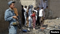 پولیس ساحه انفجار را نظارت مینماید (ارشیف)