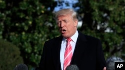 川普总统在离开白宫前往佛州海湖庄园度感恩节前对记者讲话。（2017年11月22日）