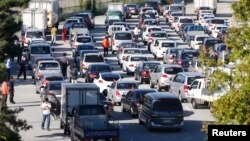 16일 개성공단이 재가동에 들어간 가운데, 남측 인력과 챠량들이 파주 남북출입사무소를 통해 개성공단으로 향하고 있다.