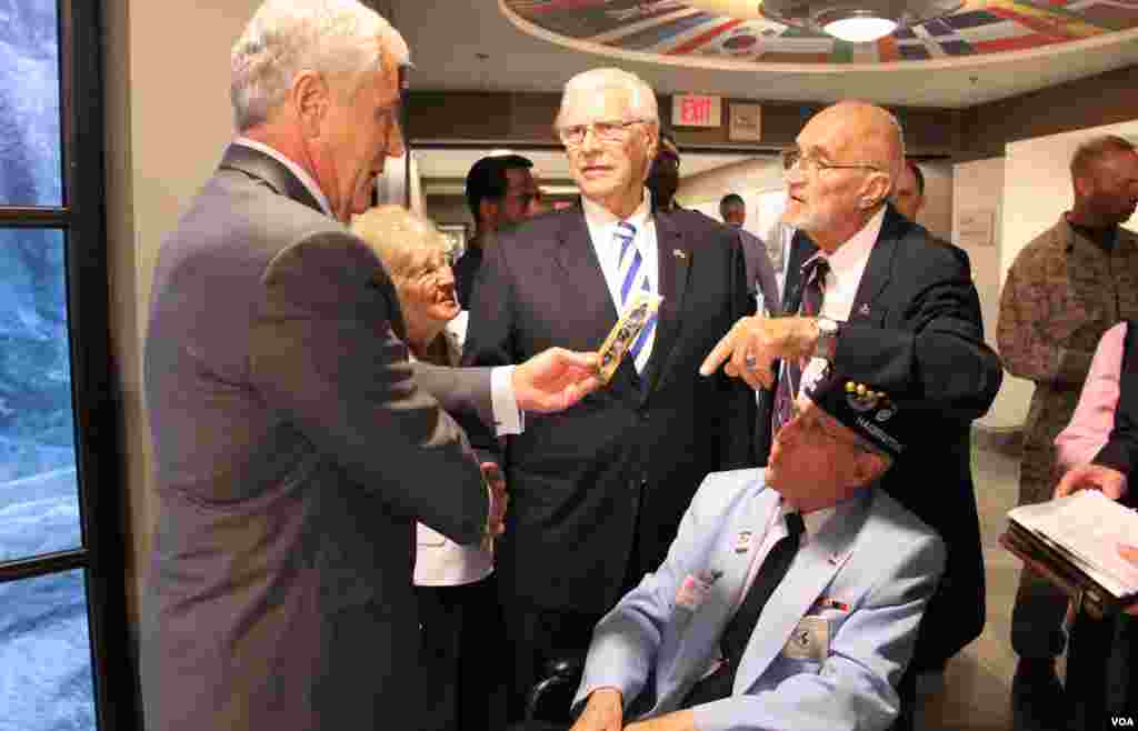 18일 미국 국방부 청사에서 열린 한국전쟁기념 전시관 개관식에서척 헤이글 미 국방장관이 한국전 참전용사와 대화를 나누고 있다.