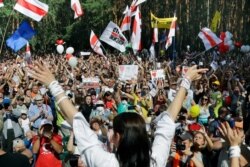 سوتلانا تیخانوسکایا، نامزد انتخابات ریاست جمهوری بلاروس، در حال استقبال از مردم در مینسک در بلاروس. ۲ اوت ۲۰۲۰