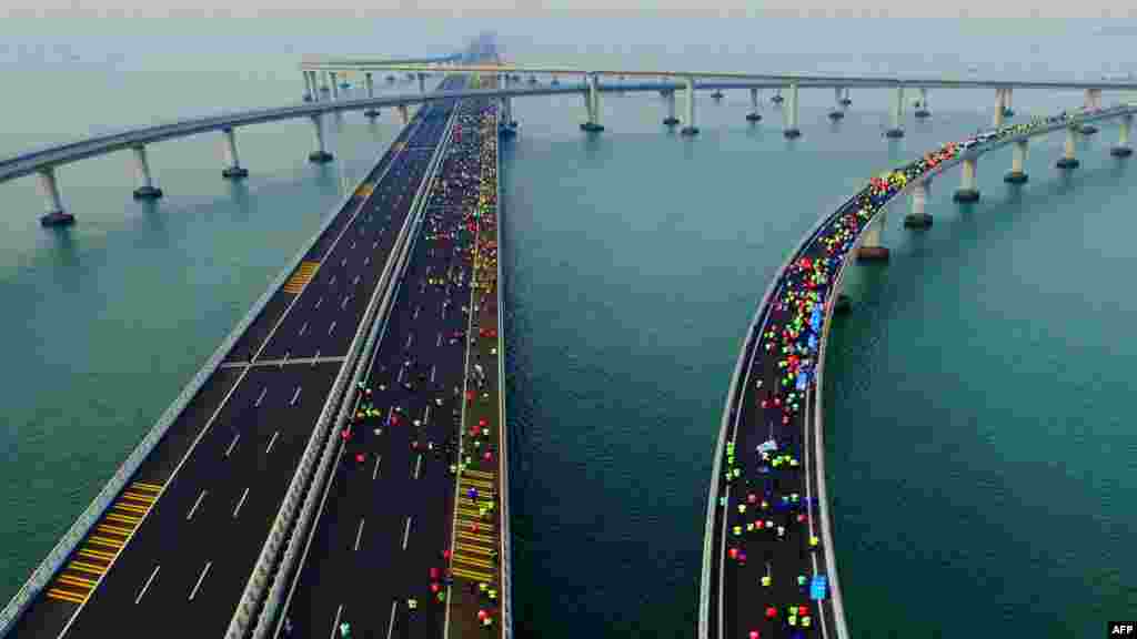 Yadda matafiya ke ketara gadar Jiaozhou a kasar China. &nbsp;