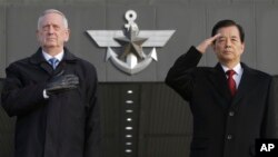 한국을 방문한 제임스 매티스 미국 국방장관(왼쪽)과 한민구 한국 국방부 장관이 3일 서울 용산 국방부 앞 연병장에서 국군의장대 사열을 하며 경례하고 있다. 