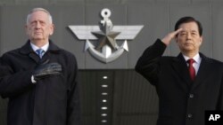 지난달 3일 한국을 방문한 제임스 매티스 미국 국방장관(왼쪽)이 한민구 한국 국방장관과 함께 용산 국방부 앞 연병장에서 의장대를 사열하고 있다.