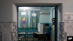 巴西里约热内卢一个投票站工作人员在进行准备工作