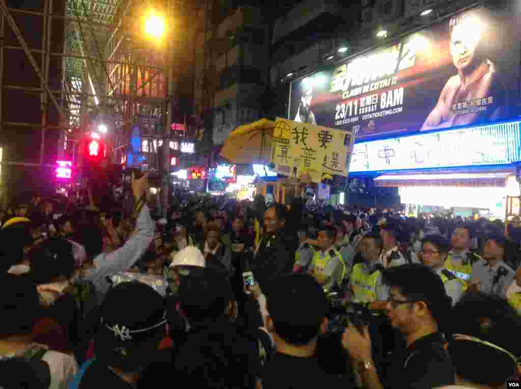 大批市民连续第二晚在旺角与警方“巷战” （美国之音海彦拍摄 ）