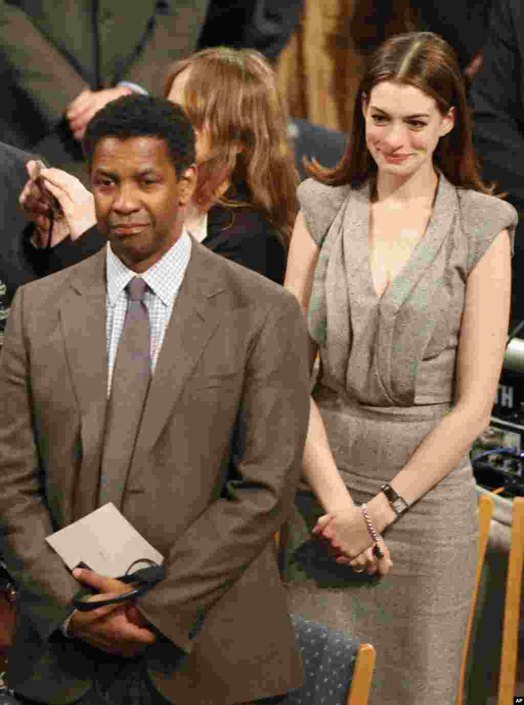 好莱坞影星丹泽尔&middot;华盛顿(Denzel Washington)和安妮&middot;海瑟威(Anne Hathaway)参加诺贝尔和平奖为刘晓波颁奖典礼（2010年12月10日）。他们将主持第二天的诺贝尔和平奖音乐会。