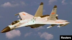 Sebuah pesawat tempur China terbang di atas Pulau Hainan (foto: dok).