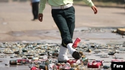 یکی از مراسم امحای مشروبات الکلی توسط نیروی انتظامی