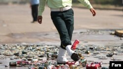 یکی از مراسم امحای مشروبات الکلی توسط نیروی انتظامی