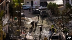 Izraelske snage sigurnosti na mjestu pogođenom raketom ispaljenom iz Libana, u Kiryat Bialik, na sjeveru Izraela, 22. septembra 2024. godine.