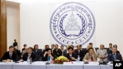 ​លោក​អាល់​ រ៉កកូហ្វ​ (Al Rockoff)៖ ពួក​ខ្មែរក្រហម​ចូល​ដល់​ទីក្រុង​ភ្នំពេញ​មាន​វ័យ​ក្មេងៗ​ដូច​ជា​ត្រឹម​១៦​ឆ្នាំ​ក៏​មាន។​​