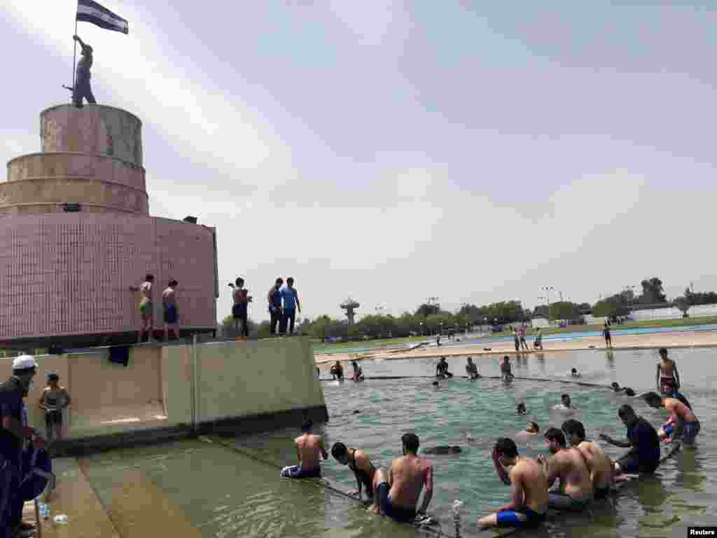 هوای گرم بغداد در این روزها موجب شد معترضان از حوض های منطقه سبز برای شنا و آب بازی استفاده کنند.