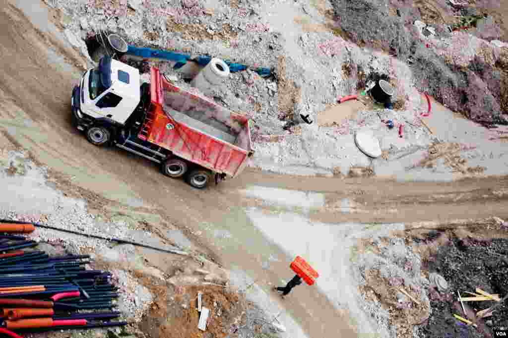 Dengan 100.000 pekerja, Sochi menjadi lokasi konstruksi terbesar di Eropa. (V. Undritz/VOA)