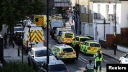 警车停在英国伦敦的森斯·格林地铁站附近的街道上。(2017年9月15)