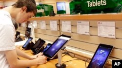 平板电脑展销。（2012年7月16日）