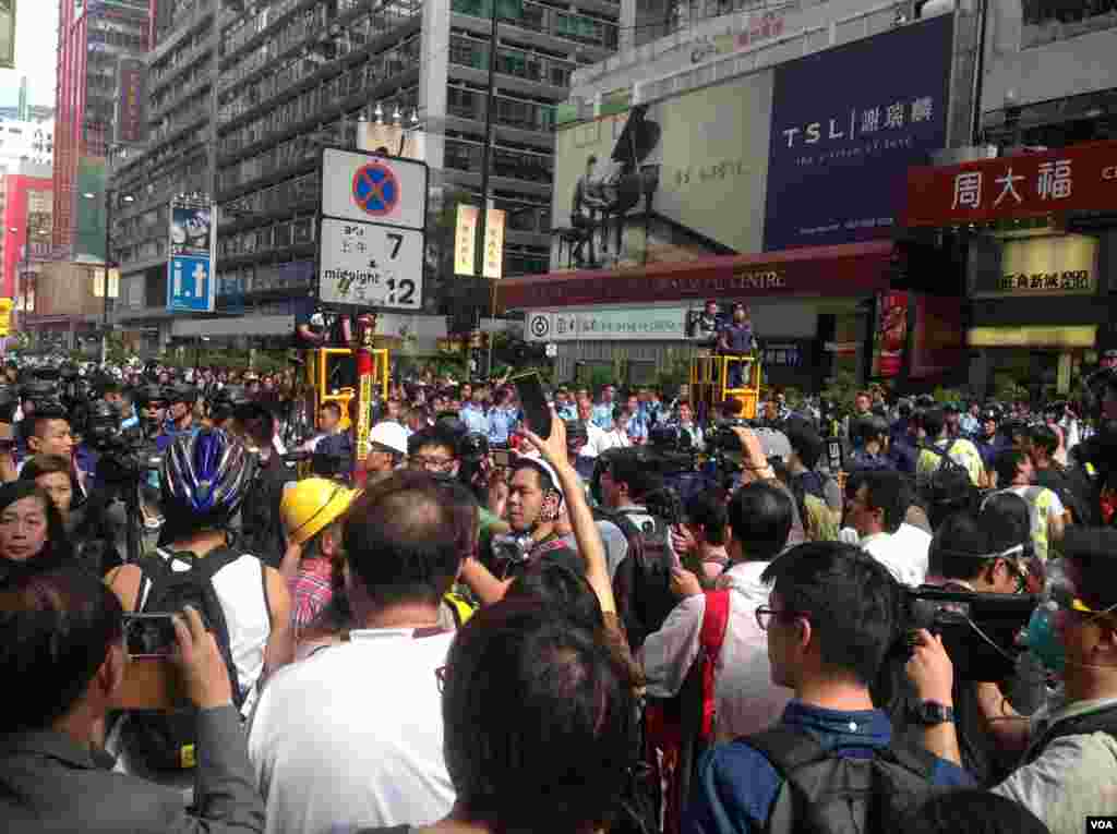 香港警方星期三上午展开强行清场行动（美国之音海彦 拍摄)。