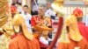 រូបឯកសារ៖ ព្រះមហាក្សត្រថៃ Maha Vajiralongkorn យាង​ចូលរួម​ក្នុង​ពិធី​គោរព​ព្រះវិញ្ញាណក្ខន្ធ​អតីត​ព្រះមហាក្សត្រ​ថៃ Bhumibol Adulyadej នៅ​ទីក្រុង​បាងកក​នៃ​ប្រទេសថៃ កាលពី​ថ្ងៃទី២៦ ខែតុលា ឆ្នាំ២០១៧។