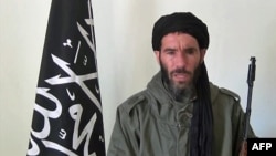 Salah seorang pimpinan kelompok teroris Al-Qaida in the Islamic Maghreb (AQIM) memberikan pesan lewat video (foto: dok). 