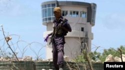 26일 소말리아 모가디슈 공항 외곽에서 연쇄 차량폭탄 테러가 발생한 가운데, 경찰관이 공항 관제탑 주변을 지키고 있다.
