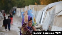 Des réfugiés Yazidis à Diyarbakır en Turquie. 17 novembre 2015 (VOA/Mahmut Bozarslan)