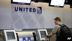 Msafiri akiwa anajisajili ili kuweza kusafiri na Shirika la ndege la United Airlines.