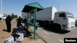 22일 러시아 구호차량이 우크라이나 접경지역인 도네츠크 검문소를 지나고 있다.