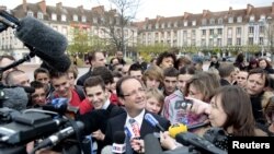 Francois Hollande (tengah) kandidat presiden dari partai sosialis Perancis berbicara kepada media di Virty-Le-Francois (20/4).