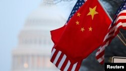 在中国领导人访美期间，中国国旗与美国国旗在国会山附近的宾夕法尼亚大道上飘扬。（资料照片）