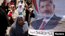 2일 무슬림 형제단과 무함마드 무르시 전 대통령의 지지자들이 이집트 슈브라에서 행진하고 있다. 