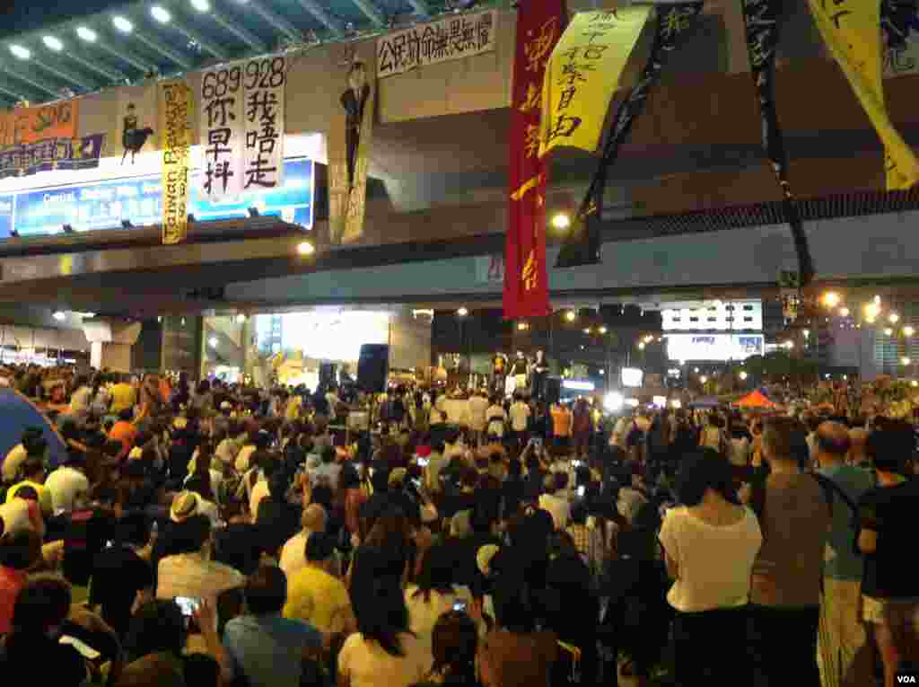 数以千计市民学生周日继续坚守金钟占领区（美国之音海彦拍摄）