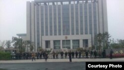 律师与公民在江苏靖江人民法庭外要求释放被拘律师(网络图片/刘卫国律师提供)