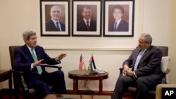요르단을 방문한 존 케리 미국 국무장관(왼쪽)이 7일 암만에서 나세르 주데 요르단 외무장관과 회담했다.