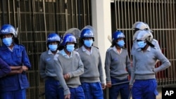 La police zimbabwéenne est vue devant le siège du parti d'opposition à Harare, le vendredi 5 juin 2020. (Photo AP)